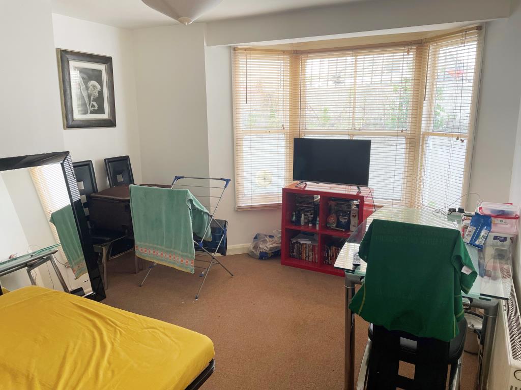 Lot: 42 - TWO-BEDROOM LOWER GROUND FLOOR FLAT WITH PATIO - Main bedroom